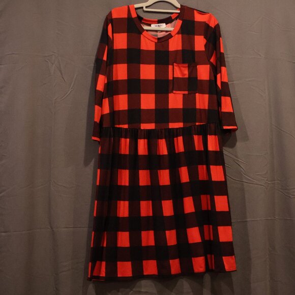 Size 1x Red and Black Buffalo Check just above knee length - Picture 1 of 5